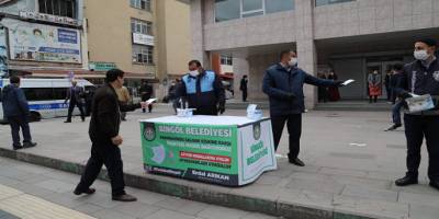 Bingöl Belediyesi sokağa çıkan vatandaşa ücretsiz maske dağıttı