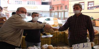 Kula Esnaf Kefalet’ten manav esnafına maske ve eldiven desteği