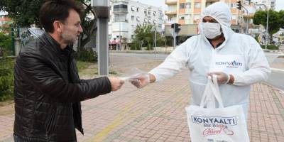 Konyaaltı Belediyesi sahada vatandaşlara maske kiti dağıtıyor