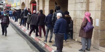Karabük’te vatandaşlar yoğunluk oluşturdu, bekçiler ‘sosyal mesafe’ uyarısı yaptı