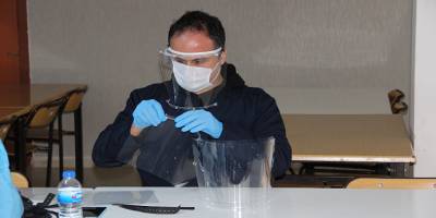 Çanakkale'de Eğitimciler sağlık çalışanları için siperlikli maske üretiyor