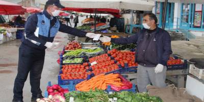 Bayburt Belediyesi zabıta ekiplerince halk pazarında maske dağıtıldı