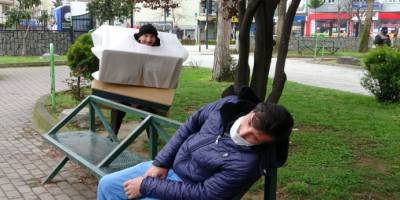 Bursalı tiyatrocu 'Korona virüs kostümlü' sokağa çıkanları hem kovaladı hem bayılttı