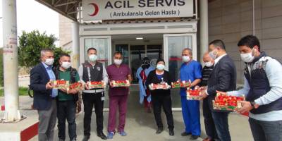 Mersin’in Silifke ilçesinde sağlık çalışanlarına 1 ton çilek