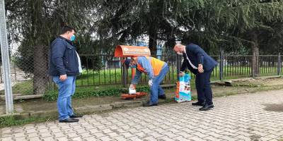 Düzce Belediyesi Sokak hayvanlarına düzenli mama ve su veriliyor