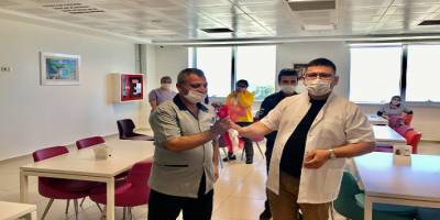 Finike Devlet Hastanesinde temizlik personeline sürpriz