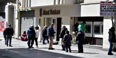 Bankaya gelen emekliler sosyal mesafe kuralına uydu