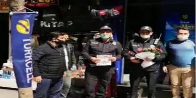 Kavga ihbarına giden polise sürpriz çiçeklerle karşıladılar
