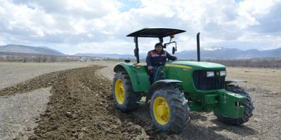 85 yaşındaki dedenin isteğini kırmadılar tarlasını jandarma sürdü