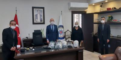 Muğla'da polise çiçek yerine koruyucu maske