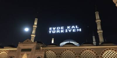 İstanbul'da Çamlıca Camii'nde “Evde Kal Türkiyem” mahyası