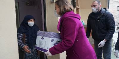 İzmit Belediyesi ilk yardım kolilerini Başkan Hürriyet dağıttı