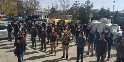 Van’da kapı kapı dolaştılar ihtiyaç sahibi ailelere 1000 lira yardım parası dağıttılar