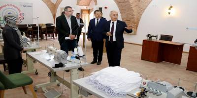 Sinanpaşa Külliyesi 500 yıllık tarihi mekanda maske üretiliyor