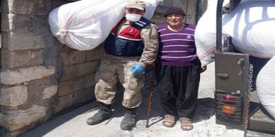 Adıyaman’ın Besni ilçesinde Jandarma yaşlı çift için saman taşıdı