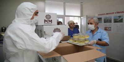 Gaziantep Büyükşehir Belediyesi sağlık personeline tatlı dağıttı