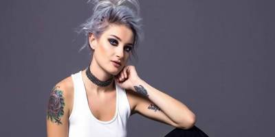 Güliz Ayla, karantinada direk dansı yaptı