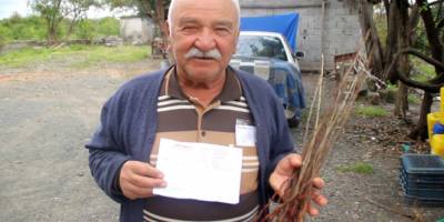 Hatay’da izlediği reklam sonrası TV’den fidan sipariş eden çiftçiye kurumuş fidan yolladılar