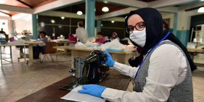 Antalya'da bir vatandaş evindeki dikiş makinesini maske üretimi için bağışladı