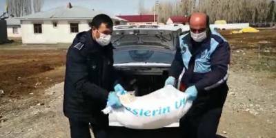 Erzurum'da zabıta ekipleri un çuvalını elleriyle taşıyıp yaşlı adamın evine getirdiler