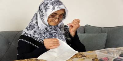 Hatay’da 75 yaşındaki bir kadın evden çıkamayınca maske dikmeye başladı