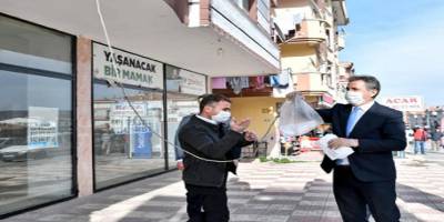Mamak Belediye Başkanı Köse esnafa ve vatandaşa maske dağıttı