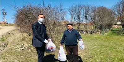 Yukarışehirören Köyü Muhtarı  65 yaş üstü vatandaşların gıda ihtiyaçlarına destek oluyor