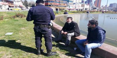 Esenyurt'ta sosyal mesafe ve park, bahçelerde oturmama kuralına uymayan vatandaşlar,