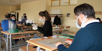 Elazığ'da seri bir şekilde üretilen siperlikler, bölge illere de gönderiliyor