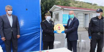 Mersin’in Tarsus ilçesinde Polis noktasında pastalı kutlama