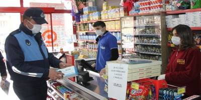 Bayburt Belediyesi Zabıta ekipleri marketlere maske dağıtıldı