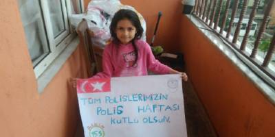 Batman'da Evden çıkamayan çocuklar Polis Haftasını balkondan kutladı