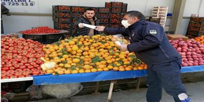 Ardahan Belediyesi bünyesinde pazarda maske dağıtıldı