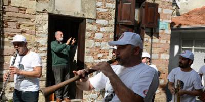 Dünya Romanlar Günü'nde Sokağa çıkamayan vatandaşlara davullu zurnalı moral