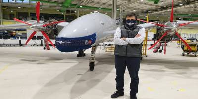 Selçuk Bayraktar, Akıncı 2. prototipine maske takarak ' Evde Kal' çağrısı yaptı