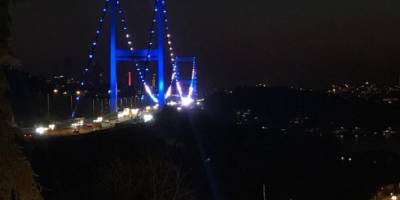 İstanbul 'da Boğaz Köprüleri polisler için mavi-beyaz ışıkla aydınlatıldı