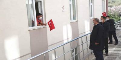 Kütahya Valisi Toraman, karantina altındaki vatandaşları ziyaret etti