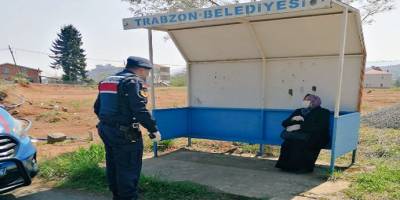 Jandarma ekipleri Trabzon kırsalında vatandaşları sokağa çıkma konusunda uyarıyor