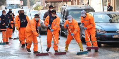 Yalova'da onlarca temizlik işçisi hem dans etti, hem ilçeyi temizledi