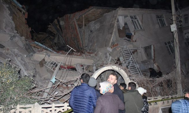 Elazığ’da meydana gelen 6.8 büyüklüğündeki depremin ardından yıkılan bina böyle görüntülendi. ile ilgili görsel sonucu