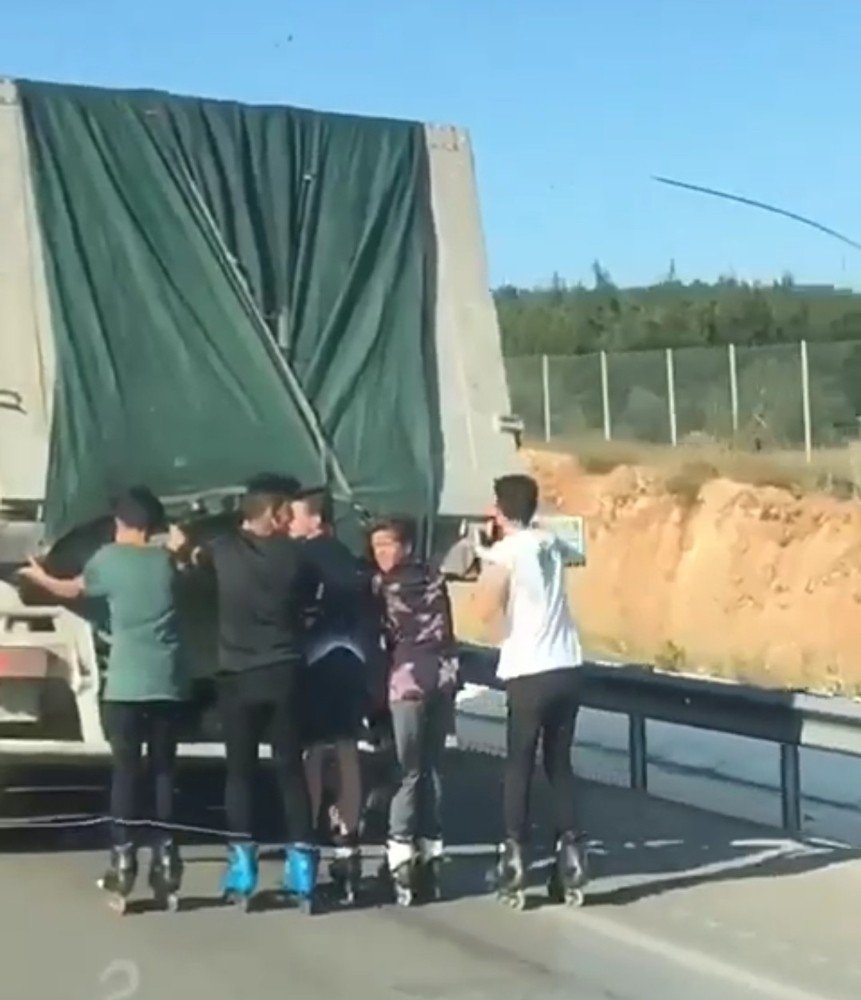 Patenci gençlerin çevre yolunda kamyon arkasında tehlikeli yolculuğu
