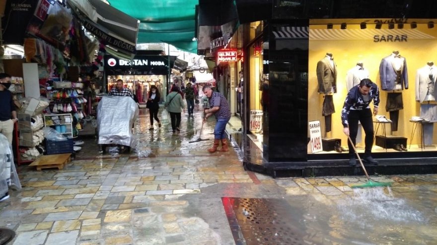 İzmir’de yağış hayatı felç etti, caddeler göle döndü