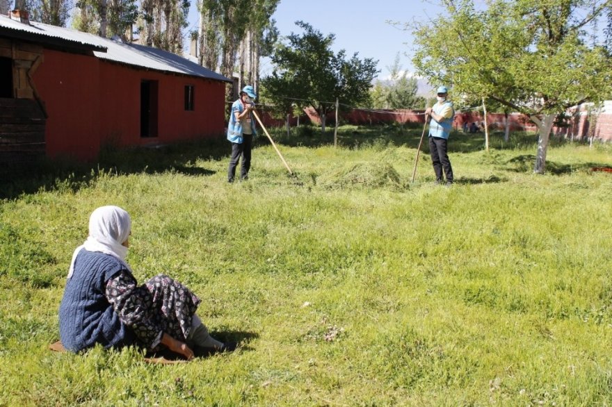 Vefa ekibi 80 yaşındaki kadının bahçesindeki otları biçti