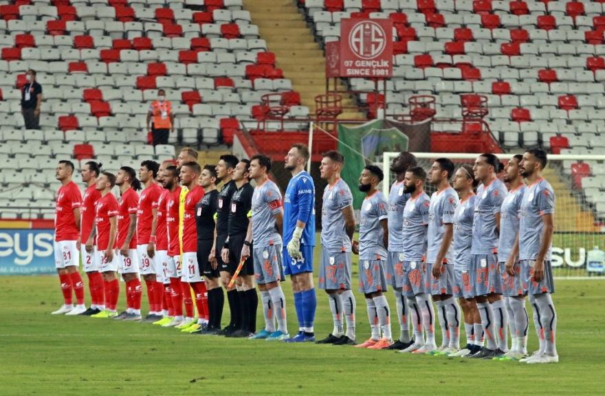 Süper Lig: Antalyaspor: 0 - Medipol Başakşehir: 0 (İlk yarı)
