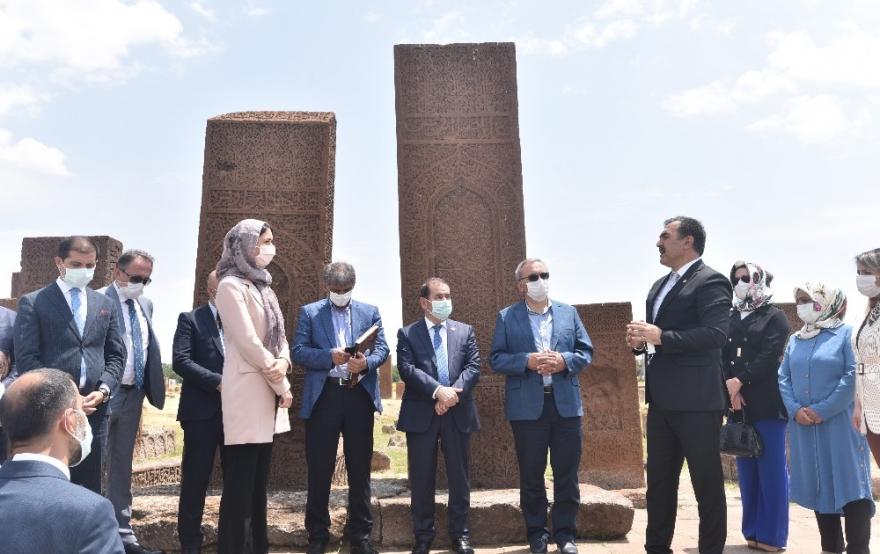 Bakan Yardımcısı Alparslan ve AK Parti Genel Başkan Yardımcısı Karaaslan Ahlat’ta