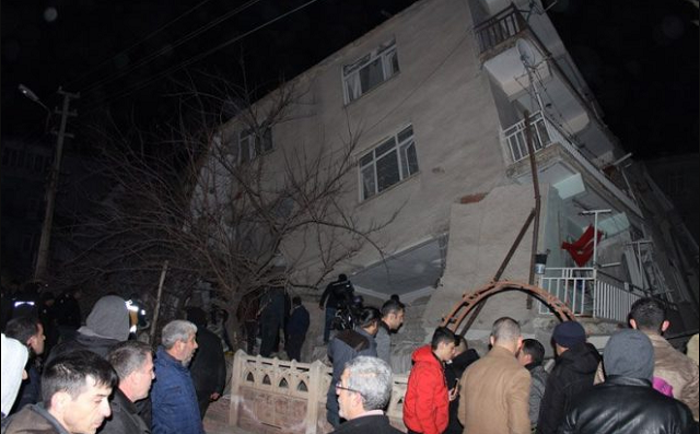 Elazığ’da meydana gelen 6.8 büyüklüğündeki depremin ardından yıkılan bina böyle görüntülendi. ile ilgili görsel sonucu